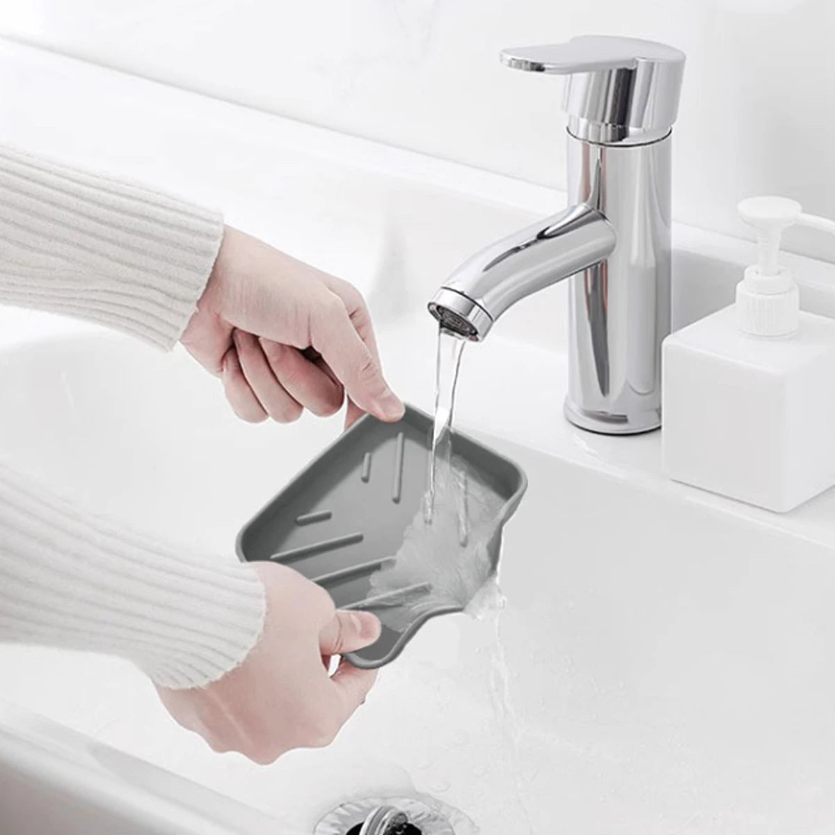 Kitchen/Bathroom Self Draining Anti-slip Sponge Soap Holder